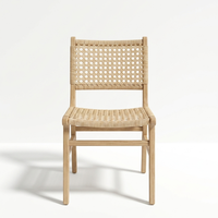 Découvrez l'élégance moderne avec la chaise de salle à manger en rotin Sabang, fabriquée en rotin bien affiné et en bois de teck robuste, 50x60x88 cm