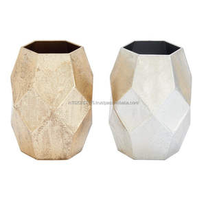 Vase en métal conçu pour rehausser l'intérieur des bureaux avec des arrangements floraux élégants, adapté à la décoration du comptoir d'accueil - Product Image 5