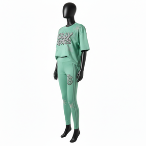 ชุดเสื้อยืดและเลกกิ้งผ้าฝ้ายผสมสแปนเด็กซ์สีเขียวมิ้นท์สำหรับผู้หญิง น้ำหนัก 220 GSM เนื้อผ้านุ่มยืดหยุ่น พร้อมโลโก้ประดับเพชรแบบกำหนดเอง - Product Image 4