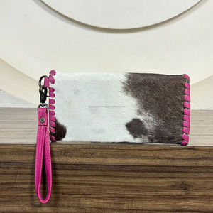 Pochette élégante rose en cuir de vachette véritable faite à la main pour femme, porte-cartes et porte-monnaie OEM en cuir véritable avec dragonne - Product Image 5