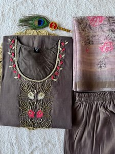 Nueva Colección de Ropa India y Pakistaní para Mujer, Conjunto de Kurti de Algodón Suave con Trabajo a Mano y Dupatta de Seda Pesada - Product Image 3