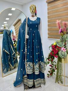 Conjunto de Lehenga Anarkali Azul Bordado en Oro con Lentejuelas y Dupatta de Resham, Sin Mangas, Traje Tradicional Indio para Bodas y Diwali - Product Image 5