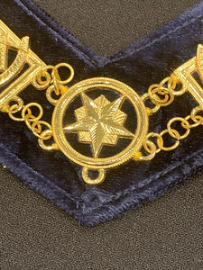 Collar de Cadena Metálica Masónico Raglia Past Master sobre Base de Terciopelo Azul, Collar de Cadena de Tela de Terciopelo Dorado de Alta Calidad Hecho a Medida - Product Image 4