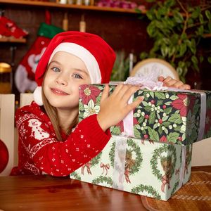 Rotolo di Carta da Regalo Natalizia Vintage con Motivo Floreale Classico Rosso e Bianco con Fiori di Poinsettia e Foglie per Confezioni Invernali - Product Image 1