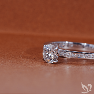 Anillo minimalista de oro blanco de 10k con banda pavé delicada y diamante cultivado en laboratorio de 0.5 quilates con corte redondo, certificado por IGI. - Product Image 2