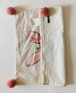 Les housses de coussin à motifs floraux apportent une sensation naturelle et fraîche à toute pièce, alliant des tons pastel doux avec des motifs botaniques pour un effet apaisant. - Product Image 5