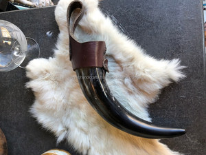 Cuernos de búfalo grabados con diseño de barco vikingo, ideales para usar como cuernos para beber y cuernos para tocar, procedentes de la India. - Product Image 2