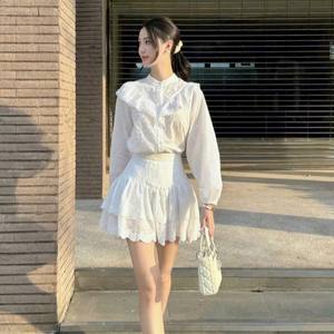 Ensemble deux pièces pour femmes, chemisier en dentelle et mini-jupe, style doux et tendance - Product Image 5