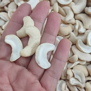 Ready To Ship SANTIGO <b>Nuts</b> <b>Kernels</b> Broken Kaju Kaju Cashew <b>Nuts</b> OEM, ODM Packaging - Product Image 1