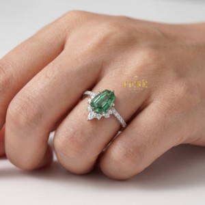 Impresionante Anillo de Aniversario/Boda para Mujer en Oro Blanco de 14K con Diamante Cultivado en Laboratorio de 2.18 CT VS1 con Corte Escudo, Diseño Inspirado en la Naturaleza - Product Image 4