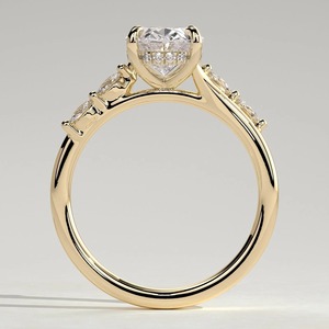 Anillo de compromiso de diamantes de corte ovalado premium en oro amarillo, estilo moderno, diamantes cultivados en laboratorio certificados por IGI, piedras laterales tipo baguette. - Product Image 5