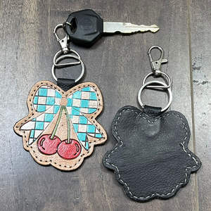 Nouveau porte-clés personnalisé en cuir véritable à motif damier, fait main, avec anneau métallique et design nœud cerise, pour unisexe - Product Image 6