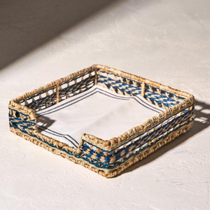 Juego de dos organizadores de mimbre tejido con esquinas redondeadas y asas laterales de metal resistente, disponibles a precios de mayorista. - Product Image 2