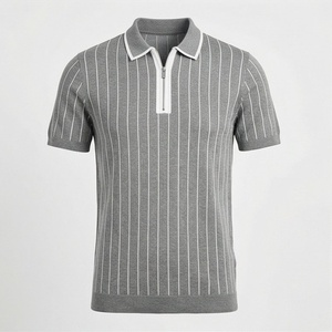 Polo en tricot à manches courtes rayé gris pour homme avec fermeture éclair, coupe décontractée - Product Image 1