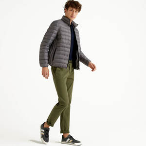 Chaqueta de invierno ligera para hombre 2026 al por mayor, con logo personalizado, cuello alto liso, abrigo acolchado, chaqueta duradera de nailon con relleno, OEM - Product Image 5