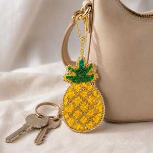 OliviaBeadStudio พวงกุญแจคาราบิเนอร์ลายสับปะรดประดับลูกปัดปักมือแบบรักษ์โลก ดีไซน์น่ารัก - Product Image 1