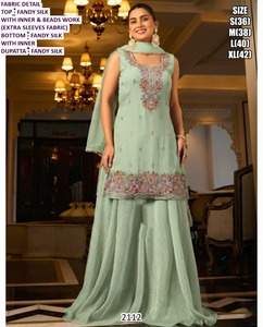 Ensemble Sharara brodé Bandhani en crêpe et soie, style traditionnel, pour mariage, fête, occasion spéciale, longueur au sol - Product Image 3