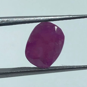 Pierre précieuse naturelle de qualité supérieure, de couleur rose violacée, taillée en forme ovale, 3,85 carats - Product Image 1