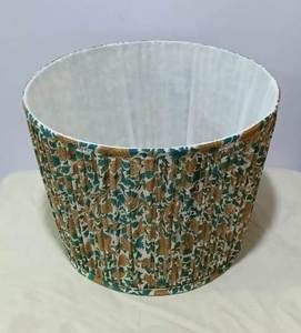Abat-jour cylindrique en tissu vert à motif Ikat, style transitionnel, fait main, accessoire de lampe écologique - Product Image 2