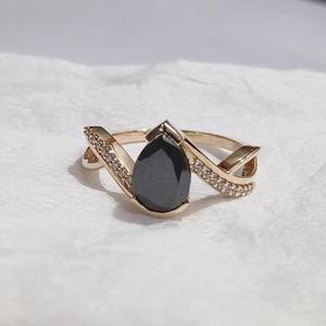 Anillo de banda cruzada con gema de moissanita negra talla pera para mujer, de plata 925 original con baño de oro amarillo, regalo fino para parejas - Product Image 1