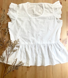 Ensemble de décoration supérieure blanche pur maman & Me, avec dentelle sur manches, petites fleurs, fabriqué avec tissu en coton doux - Product Image 3