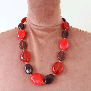 Collier artisanal en résine perlée, mettant en valeur l'art et l'artisanat grâce à des matériaux de qualité supérieure, adapté aux fêtes, au bureau et aux tenues décontractées. - Product Image 5