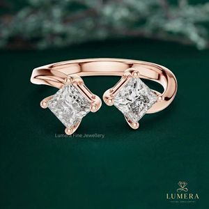 Anillo de dos diamantes cultivados en laboratorio con corte princesa doble y banda abierta entrecruzada, regalo de cumpleaños para una persona especial - Product Image 2
