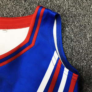 Tenue de cheerleading bleue, rouge et blanche avec imprimé étoiles, haut à col en V et jupe plissée pour les spectacles des équipes de cheerleading, uniformes pour femmes - Product Image 2