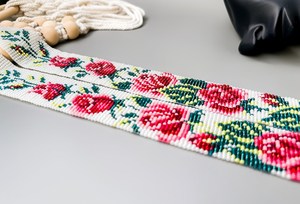 MEILLEURE VENTE Collier ethnique long en perles de rocaille avec roses perlées, style bohème, motif floral rose et blanc - Product Image 3