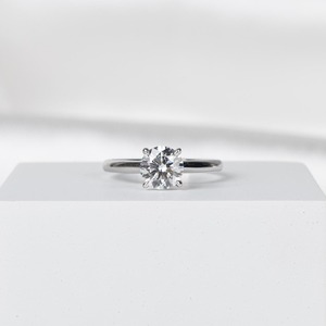 Anillo de Compromiso con Diamante Cultivado en Laboratorio de 1 Quilate, Certificado por IGI, Color F, Claridad VVS2, Corte Brillante Redondo Ideal, Diamante CVD, Oro Blanco de 14K - Product Image 1