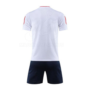 Tenue de football de qualité professionnelle comprenant un maillot et un short en matériau respirant et léger, en vente - Product Image 2