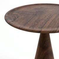Table de chevet moderne en bois de noyer massif, écologique, avec un design de piédestal conique unique pour la chambre à coucher et le salon