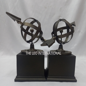 Serre-livres créatif en aluminium avec design réglable, idéal pour l'organisation élégante des livres sur le bureau - Product Image 1