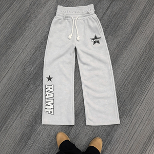 Pantalon de survêtement noir surdimensionné pour homme, coupe évasée, jambe large, style baggy, double taille, en polyester imperméable, effet empilé - Product Image 1