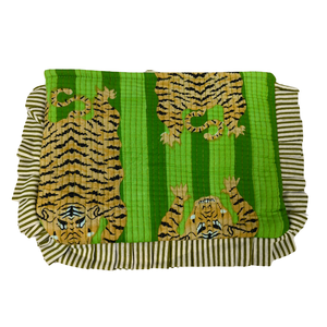 Sac fourre-tout en tissu de coton imprimé blocs aux motifs tigre, avec fermeture éclair - Vert, une déclaration de mode durable - Product Image 1