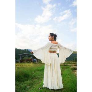 Ensemble coordonné bohème blanc pour femme : Crop top et jupe longue évasée avec manches cape – Tenue ethnique estivale pour festivals et villégiatures - Product Image 4