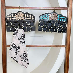 Organizador de Bufandas de Cuero Genuino con Diseño a Cuadros Hecho a Mano, Estilo Rústico Occidental, con Anillos de Latón - Product Image 5