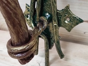 Poignée de portail traditionnelle en fer forgé à la main ; Résistante à la rouille, facile à installer ; Comprend un motif de marguerite blanche avec un centre jaune - Product Image 6