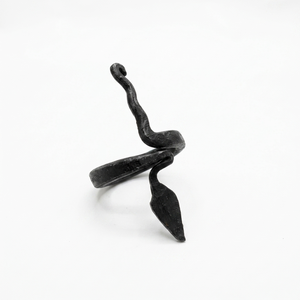 Ganchos de hierro forjados a mano con un atractivo artesanal rústico, ideales para puertas de muebles, paredes, almacenamiento, decoración y proyectos personalizados. - Product Image 1