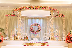 Escenario de Boda Estilo Ventana Americana, Personalizado al Estilo Indio para la Noche de Sangeet, Desmontable, Ligero, de Fibra de Vidrio - Product Image 4