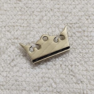 Pin de Solapa de Metal Chapado en Latón Antiguo con Corona de Rey para Kilt, Temas Bávaros y Medievales TT-7902 - Product Image 3