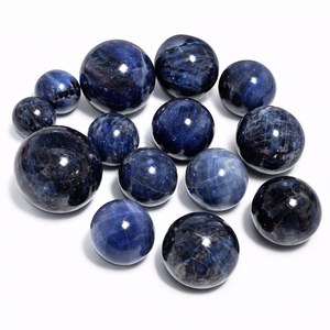 Sphère en cristal de saphir bleu naturel, polie à la main, motif floral, pierre précieuse de guérison pour la méditation, le Reiki, l'énergie des chakras et le Feng Shui - Product Image 1