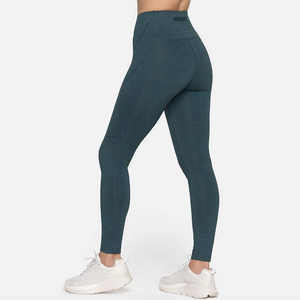 Pantalones de yoga transpirables hasta la rodilla con cintura media y bolsillos laterales de malla para gimnasio, levantamiento de glúteos y entrenamiento, al por mayor - Product Image 1