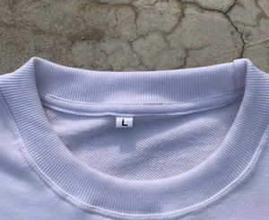 เสื้อยืดแขนสั้นผู้ชายสีขาว ปักโลโก้ด้านหน้า คอกลม ผ้าเจอร์ซีย์คอตตอน ทรงปกติ รับสั่งทำตามความต้องการ - Product Image 3