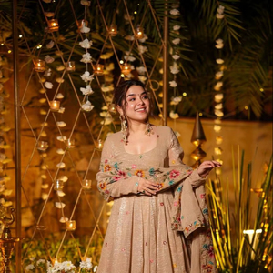 Abito Anarkali in Seta Croccante con Ricami e Paillettes, con Sharara e Dupatta - Product Image 1