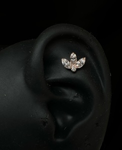 Elegante Pendiente de Loto con Diamante Marquise de 4x2 mm, Diamante Engastado Invisible, Oro Sólido, Piercing Daith, Joyería Delicada para Ella - Product Image 5