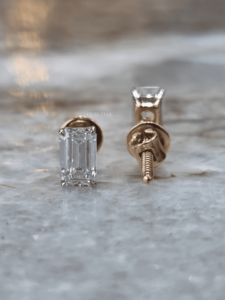 Boucles d'oreilles en diamant de laboratoire taille émeraude 0,55 ct certifiées IGI, clous en or tendance à quatre griffes, bijoux élégants pour femme - Product Image 3