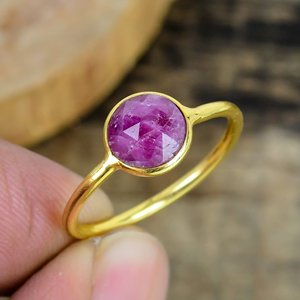 แหวนพลอยทับทิมย้อมสีทำมือ ขนาด 5 มม. ทรงกลม ชุบทอง 18k บนตัวเรือนเงินแท้ 925 - Product Image 1