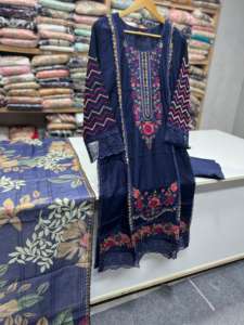 Ssumaira - Conjunto de Fiesta Formal con Camisa de Terciopelo Bordada y Pantalones con Dupatta Estampada Digitalmente, Novedad Especial para Eid - Product Image 5