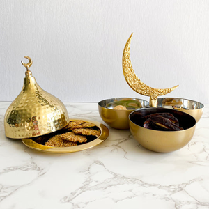 Servidor de Metal Dorado de Lujo con Tres Compartimentos y Asa Texturizada en Forma de Luna Creciente para Decoración Festiva de Mesa en Ramadán y Servicio de Alimentos - Product Image 4